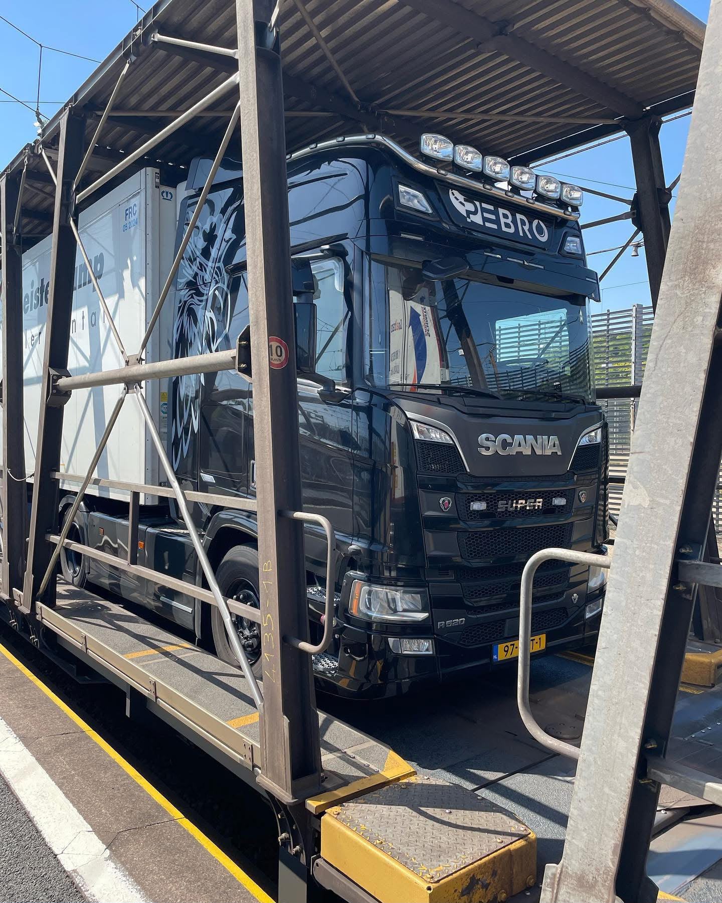 PeBro Transport vrachtwagen tijdens internationaal vervoer via een Europese treinverbinding